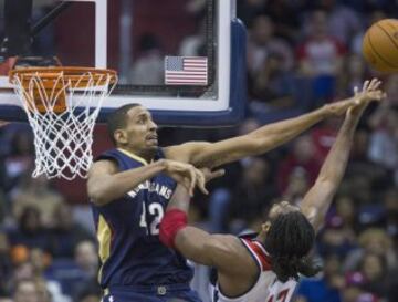 Alexis Ajinca tapona a Nene Hilario. 