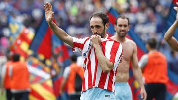 Juanfran se despide de la afici&oacute;n del Atl&eacute;tico. 