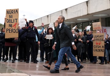 Dani Alves y su abogada Inés Guardiola salen de la cárcel de Brians 2 en Barcrelona, entre las protestas de los trabajadores de la cárcel por el asesinato de Nuria López, cocinera de la cárcel de Mas d'Enric (Tarragona) por parte de un preso.