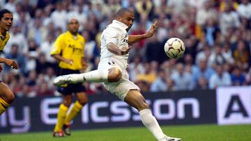 Ronaldo se dispone a rematar ante el Alavés el que sería su primer gol como futbolista del Real Madrid.
