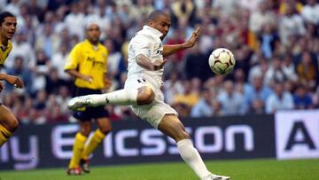 Ronaldo se dispone a rematar ante el Alav&eacute;s el que ser&iacute;a su primer gol como futbolista del Real Madrid.