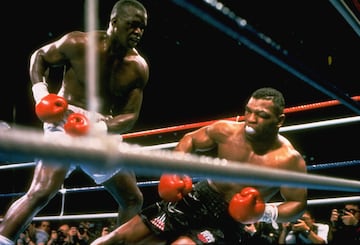 La primera derrora de Tyson llegó el 11 de febrero de 1990 ante James Douglas. En ese combate perdió su título mundial de los pesos pesados. 