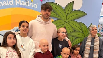 Asencio, con niños y niñas enfermos de cáncer.