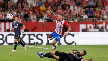 Fuerte entrada del jugador del Real Madrid, Nacho, al jugador del Girona, Portu, con los tacos por delante y a unos pocos minutos del final del encuentro. 
