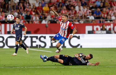 Fuerte entrada del jugador del Real Madrid, Nacho, al jugador del Girona, Portu, con los tacos por delante y a unos pocos minutos del final del encuentro. 
