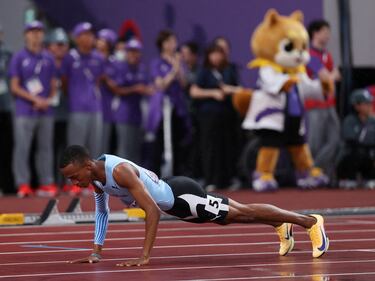 Busang Collen Kebinatshipi de Botsuana celebra tras ganar la final de 400 m masculino.