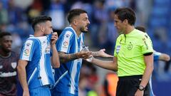 CORNELLÁ DE LLOBREGAT (BARCELONA), 08/04/2023.- El árbitro Munuera Montero (d) habla con el delantero del Espanyol Joselu (c) tras anular el gol del delantero danés del Espanyol Braithwaite durante el partido la jornada 28 de la Liga Santander disputado esta tarde en el RCDE Stadium de Cornellà de Llobregat (Barcelona). EFE/ Quique García
