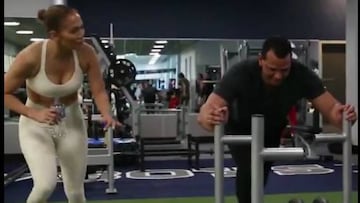 La cantante Jennifer López y el ex beisbolista Alex Rodríguez fueron invitados a una sesión de entrenamiento en el AT&T Stadium, invitados por Jerry Jones.