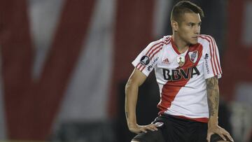 Argentina&#039;s River Plate&#039;s Carlos Auzqui sits on the pitch after a play during a Copa Libertadores soccer match against Colombia&#039;s Independiente Medellin in Buenos Aires, Argentina, Thursday, May 25, 2017.(AP Photo/Natacha Pisarenko)