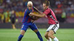 Barcelona&#039;s Brazilian forward Neymar (L) vies with Alaves&#039; defender Raul Garcia during the Spanish league football match FC Barcelona vs Deportivo Alaves at the Camp Nou stadium in Barcelona on September 10, 2016. / AFP PHOTO / LLUIS GENE