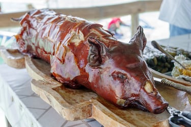 En este país asiático, con una gran tradición navideña, la mesa no está completa sin un cerdo entero asado a la perfección, con una piel crujiente y una carne jugosa, servido en el gran banquete familiar.