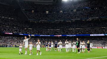 Tras finalizar el partido, Toni Kroos salta al terreno de juego con sus tres hijos para dar una merecida vuelta de honor al estadio Santiago Bernabéu.