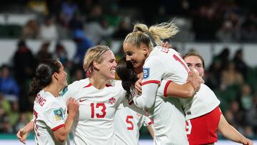 Adriana Leon celebra el 2-1 de Canadá a Irlanda.