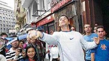 <b>MOYÁ, ATRACCIÓN EN GRAN VÍA.</B> Dentro de los actos promocionales del Masters, también destacó el que preparó Nike en la Gran Vía. Acudió Carlos Moyá, uno de sus grandes iconos, y sorprendió con su habilidad con la raqueta a los numerosos viandantes con su habilidad con la raqueta de una de las principales arterias madrileñas. En el Rockódromo hubo, mientras, un gran ambiente y bellos rostros.