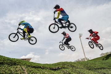 El colombiano Carlos Oquendo, el venezolano Rubén García, el dominicano Feddinson Flanders y el mexicano Christoper Mireles compiten en la final BMX masculina de ciclismo, durante los Juegos Centroamericanos y del Caribe 2018 (CAC).