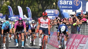 Mads Pedersen celebra su victoria en la meta de Nápoles.