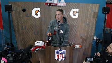 JGM074. HOUSTON (TX, EE.UU.), 30/01/2017.- El mariscal de Falcons Matt Ryan (c) responde a preguntas de periodistas hoy, lunes 30 de enero de 2017, durante la inauguraci&oacute;n del Superbowl 2017, en el estadio Minute Maid de Houston, Texas (EE.UU.). EFE/Larry W. Smith