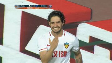 ¡Increíble Pato! Bestial golazo del brasileño desde fuera del área