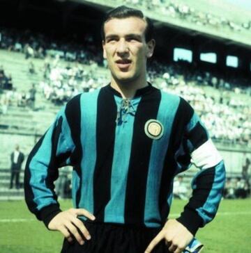 Máximo goleador del Inter de Milán en la Serie A durante dos temporadas consecutivas 58/59 (33 goles en 33 partidos) y 57/58 (con 16 goles en 34 partidos)