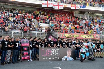 El accidente mortal del añorado Luis Salom durante los segundos libres de Moto2 en el GP de Cataluña dejó en el aire la continuidad de la cita catalana. De hecho, se llegó a consultar a la familia del piloto mallorquín la continuidad o no de la cita, pero ésta lógicamente no estaba para esas cosas sino sumida en un dolor irreparable. El ‘Mexicano’ se dejó la vida por una caída en la curva 13, tras rebotar su moto contra el muro e impactar en él, y se decidió que habría de modificarse de manera improvisada el trazado de Montmeló, para no volver a pasar por ese punto tan rápido con una escapatoria insuficiente a tenor de lo acontecido. Se hizo con mucho esfuerzo y el domingo se pudieron disputar las carreras, aunque lo que quedó en la memoria de aquel GP fue que perdimos a uno de los nuestros.
