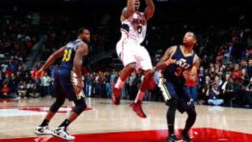 Jeff Teague se lanza sobre la canasta de los Jazz.