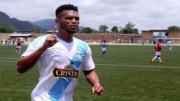 Rolando Blackburn celebra su primer gol con Sporting Cristal.