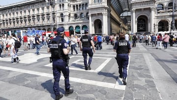 Controles de seguridad en la plaza del Duomo de Milan.