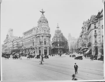 El edificio Metrópolis se ha convertido en estampa de numerosas fotografías realizadas por turistas que visitan la ciudad, siendo uno de los edificios más emblemáticos de la villa. Fue construido entre 1907 y 1910 en el contexto de la creación del primer tramo de la Gran Vía, siendo inaugurado el 25 de enero de 1911. De su fachada destaca la estatua de la Victoria alada, realizada por Federico Coullaut.