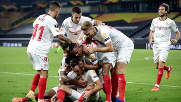 El Sevilla celebra el gol de Ocampos al Wolves.