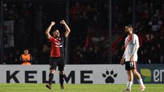 SANTA FE, ARGENTINA - JUNE 15: Ramón Ábila of Colón celebrates after scoring his team's first goal during a match between Colón and River Plate as part of Liga Profesional Argentina 2022 at Brigadier General Estanislao Lopez Stadium on June 15, 2022 in Santa Fe, Argentina. (Photo by Luciano Bisbal/Getty Images