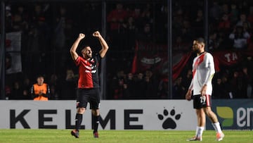 SANTA FE, ARGENTINA - JUNE 15: Ramón Ábila of Colón celebrates after scoring his team's first goal during a match between Colón and River Plate as part of Liga Profesional Argentina 2022 at Brigadier General Estanislao Lopez Stadium on June 15, 2022 in Santa Fe, Argentina. (Photo by Luciano Bisbal/Getty Images