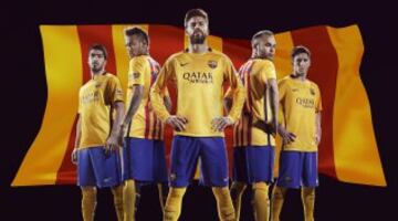 Presentación de la nueva equipación con franjas horizontales del Barcelona para la temporada 2015-2016.