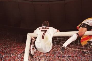Piojo López celebrando el triunfo del Valencia ante el Atlético de Madrid en la final de la Copa del Rey del 99.