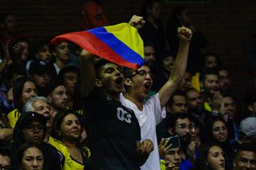 La Selección Colombia de voleibol detonó alegría en el Coliseo El Salitre al ganarle a Perú 3-0. El país sueña con un cupo a Tokio que se define contra Argentina.