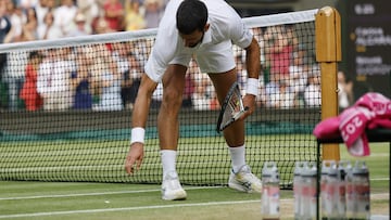 Wimbledon (United Kingdom), 16/07/2023.- Novak Djokovic of Serbia picks up th epieces after he destroyed his racket on the netpost during the Men's Singles final match against Carlos Alcaraz of Spain at the Wimbledon Championships, Wimbledon, Britain, 16 July 2023. (Tenis, España, Reino Unido) EFE/EPA/TOLGA AKMEN EDITORIAL USE ONLY
