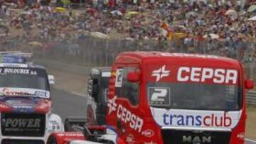 <b>A POR TODAS. </b>Las carreras en el Jarama fueron muy igualadas.