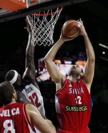 El pívot serbio Nenad Krstic (d) intenta anotar ante el pívot estadounidense DeMarcus Cousins, durante la final del Mundial de Baloncesto 2014 que las selecciones de Estados Unidos y Serbia 