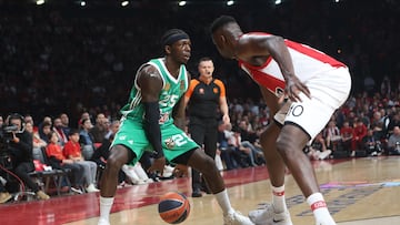 Kendrick Nunn, del Panathinaikos, bota frente a Moustapha Fall, pívot del Olympiacos.