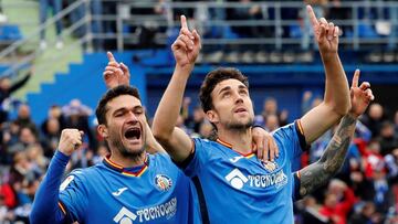 Jaime Mata y Jorge Molina celebran uno de los goles al Sevilla