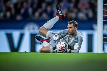 Portero - A pesar de estar casi toda la temporada anterior lesionado, portero de la selección alemana sigue siendo el mejor jugador bajo los palos del campeonato alemán. Seis veces campeón de la Bundesliga.