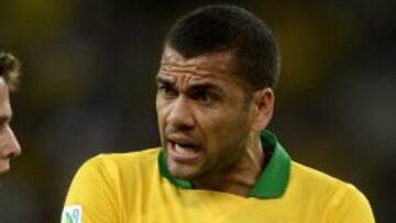 El lateral de la 'canarinha' da instrucciones a Bernard.