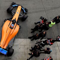 La bandera roja de Fernando Alonso en imágenes