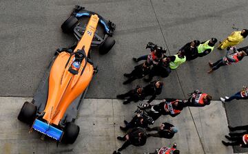 La rueda trasera derecha del McLaren de Fernando Alonso se salió, lo que provocó la bandera roja en pista.