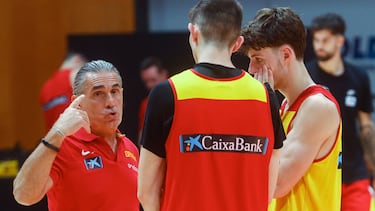 BADALONA (BARCELONA), 13/08/2025.- El seleccionador español de baloncesto, el italiano Sergio Scariolo (i) conversa con los bases Sergio Larrea (c) y Mario Saint-Supery (d) este miércoles en Badalona en el entrenamiento previo al partido amistoso contra Francia, preparatorio para el próximo Eurobasket. EFE/ Quique García