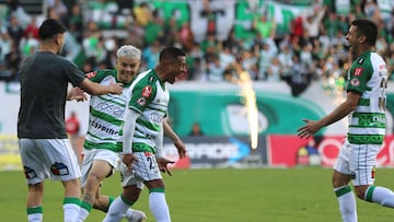 El jugador de Deportes Temuco, Óscar Salinas, celebra el gol contra Temuco durante el partido de Primera B realizado en el estadio German Becker.