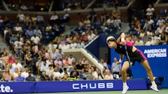 Ben Shelton saca contra Frances Tiafoe en el US Open.