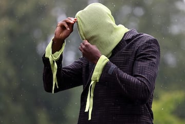 Ibrahima Konaté llegó con la cara completamente tapada por una capucha a la concentración de Francia en Clairfontaine. Los futbolistas franceses suelen sorprender por sus atrevidos y extravagantes looks en el momento de incorporarse al equipo nacional, pero en esta ocasión el defensa del Liverpool ha ido un paso más allá.