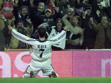 FUTBOL 00/01  03/03/01  REAL MADRID - BARCELONA FOTO:  JESUS AGUILERA   
 ALEGRIAS DEL REAL MADRID  GOL DE RAUL   DE RODILLAS DE ESPALDAS LO CELEBRA CON LOS SEGUIDORES
 
 
 
 
 
 
 
 
 
 
 QW2ERT