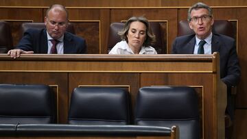 (I-D) El portavoz del PP en el Congreso, Miguel Tellado; la secretaria general del PP, Cuca Gamarra y el presidente del Partido Popular, Alberto Núñez Feijóo, durante una sesión plenaria extraordinaria, en el Congreso de los Diputados, a 23 de julio de 2024, en Madrid (España). El Pleno del Congreso elige hoy, 23 de julio, a los diez nuevos vocales del Consejo General del Poder Judicial (CGPJ) que corresponden a la Cámara Baja --seis de origen judicial y cuatro juristas de reconocido prestigio– designados por votación en urna y aprueba la reforma judicial pactada también por el PSOE y el PP en el marco de su acuerdo para renovar el órgano de gobierno de los jueces, que está en funciones desde diciembre de 2018 cuando caducó su mandato. Otros temas a debatir en el pleno es la reforma de la ley de Extranjería y del límite de gasto no financiero, conocido como ‘techo de gasto’.
23 JULIO 2024;CONGRESO;DIPUTADOS;LEYES;PLENO;CGPJ;LEY DE EXTRANJERÍA;TECHO DE GASTO;
Fernando Sánchez / Europa Press
23/07/2024