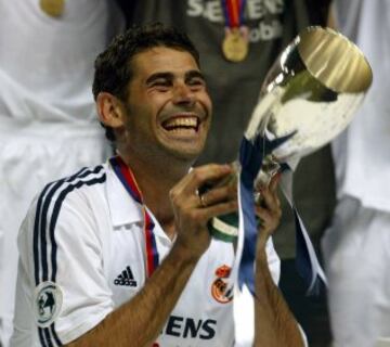 Hierro sostiene la Supercopa de Europa ganada al Feyenoord el 30 de agosto 2002. 